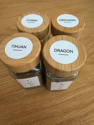 Kryddburkar med etiketter på locket