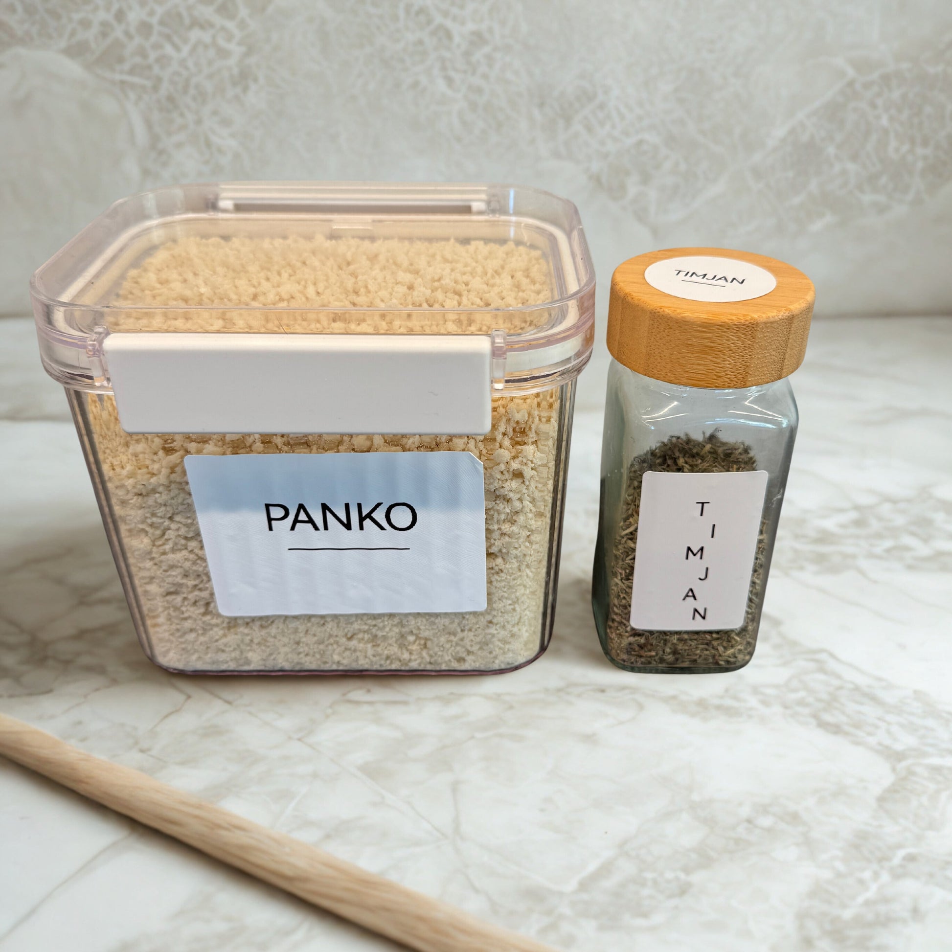 Köksburk med panko samt en kryddburk med etikett