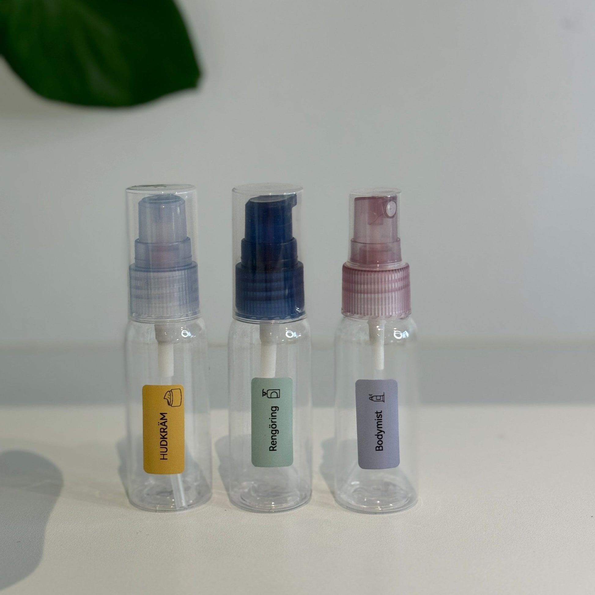 Etiketter i gul, grön och blå på reseförpackningar