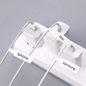 Kabler festet til ladere med merking