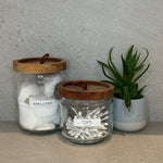 Glasburkar med etiketter till badrummet